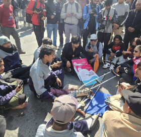 एमालेका कार्यकर्ता आउन नदिने भन्दै माइतीघर पुगे जेन-जी घाइते