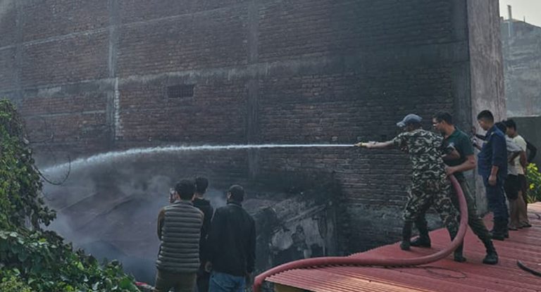 विराटनगरमा प्लाष्टिक उद्योगमा आगलागी, नियन्त्रणको प्रयास जारी