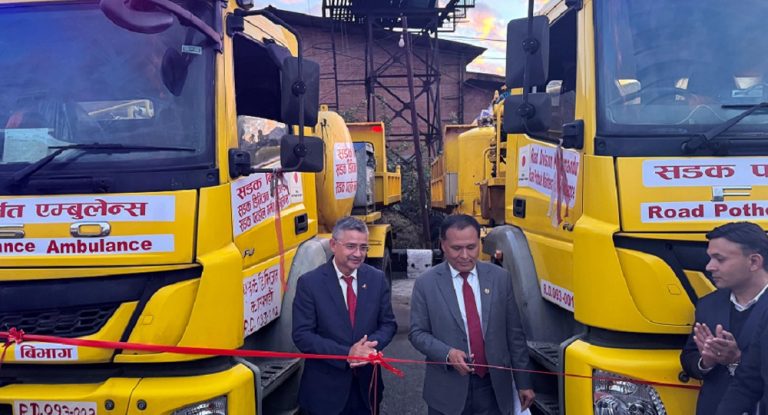 मन्त्री घिसिङले ल्याए नेपालमै पहिलोपटक सडक एम्बुलेन्स सञ्चालनमा