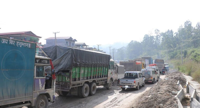 दाउन्ने सडकखण्डमा यातायात अवरुद्ध, वैकल्पिक मार्ग प्रयोग गर्न आग्रह