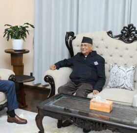 कांग्रेस सभापति देउवा भेट्न महाराजगञ्ज पुगे एमाले अध्यक्ष ओली