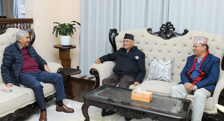 कांग्रेस सभापति देउवा भेट्न महाराजगञ्ज पुगे एमाले अध्यक्ष ओली