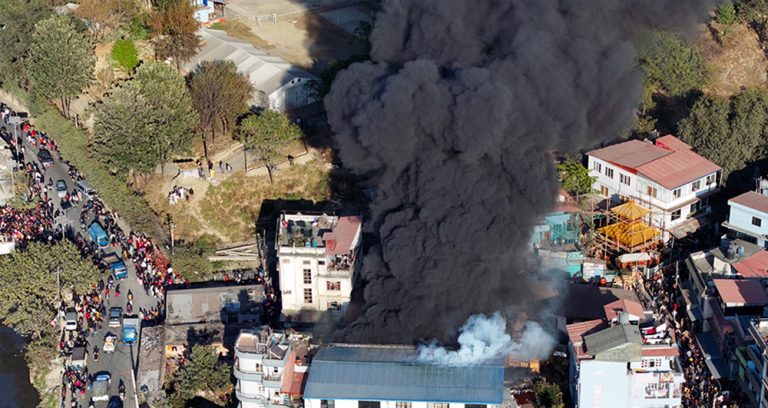 गैरीगाउँको काठ गोदाममा भीषण आगलागी