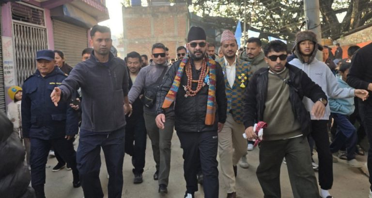 बालेन शाहको चुनावी अभियान तीव्र, तेह्रथुम पुगेर देवीथानमा मतदातासँग संवाद