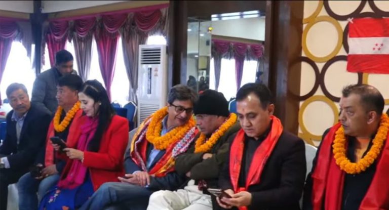 निर्वाचन आयोगमा जाँदै गगन नेतृत्वको कांग्रेसका पदाधिकारी र सदस्यहरु