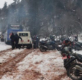 हिमपातले मध्यपहाडी लोकमार्ग अवरुद्ध