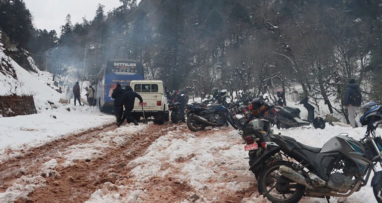 हिमपातले मध्यपहाडी लोकमार्ग अवरुद्ध