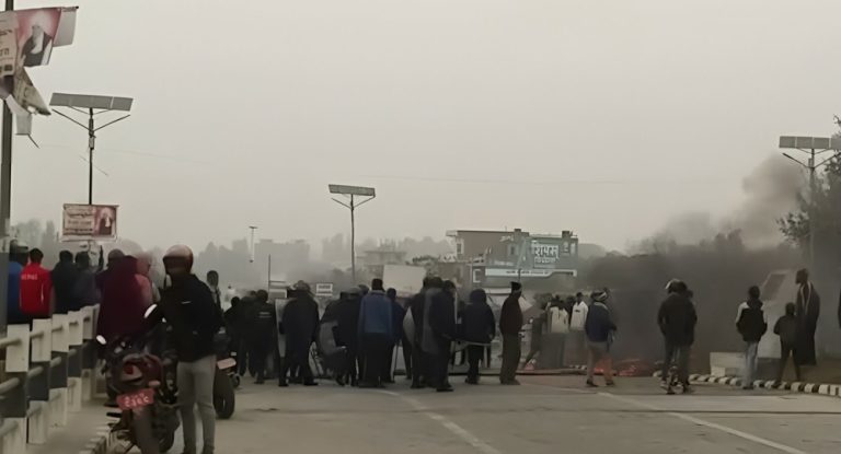 धनुषाको सतलोक आश्रममा दुई समूहबीच झडप, दर्जनौँ घाइते