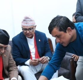 झापा-५ बाट ओलीले पनि गराए उम्मेदवारी दर्ता