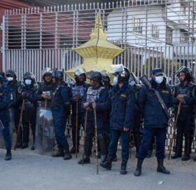 निर्वाचन आयोगमा संस्थापन र विशेष महाधिवेशन पक्षको भिड, मुख्य गेटमा प्रहरी परिचालन