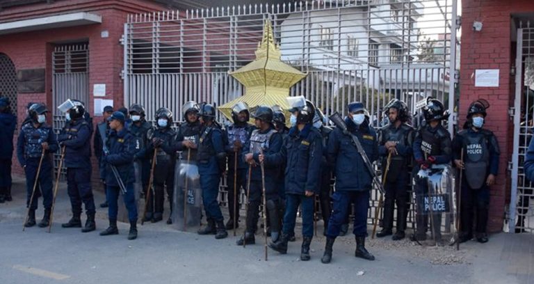 निर्वाचन आयोगमा संस्थापन र विशेष महाधिवेशन पक्षको भिड, मुख्य गेटमा प्रहरी परिचालन