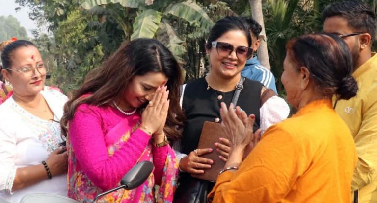 बालेनलाई सुदूरपश्चिम पठाएर झापामा भोट माग्दै पत्नी सविना