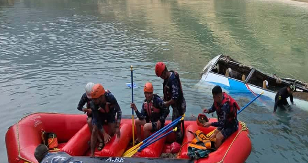 रामेछाप बस दुर्घटना अपडेट: मुत्यु हुनेको संख्या ६ पुग्यो, उद्धारका लागि सशस्त्रको गोताखोर परिचालन