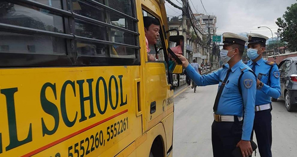पोखरामा मापसे गरेर स्कुल बस चलाउने ५ जना चालक प्रहरी नियन्त्रणमा
