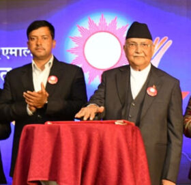 एमालेको चुनावी घोषणापत्र सार्वजनिक: युवालाई मासिक १० जीबी निःशुल्क डाटादेखी २० लाखसम्मको निर्व्याजी ऋण