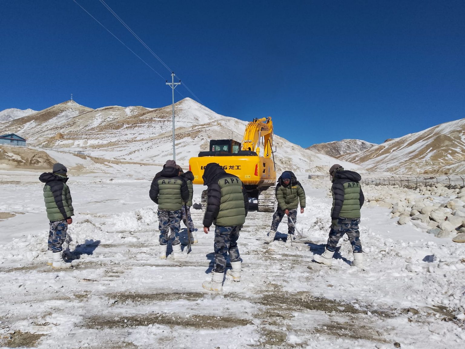 मनाङको नार्पाभूमी गाउँपालिकामा ५ दिनपछि खुल्यो हिउँले अवरुद्ध बाटो