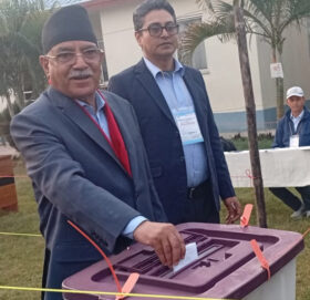 प्रचण्डले चितवनबाट गरे मतदान, लगत्तै हेलिकप्टरमार्फत रोल्पा प्रस्थान