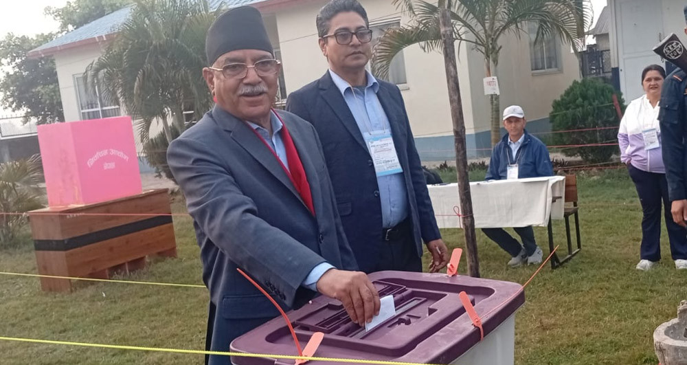 प्रचण्डले चितवनबाट गरे मतदान, लगत्तै हेलिकप्टरमार्फत रोल्पा प्रस्थान