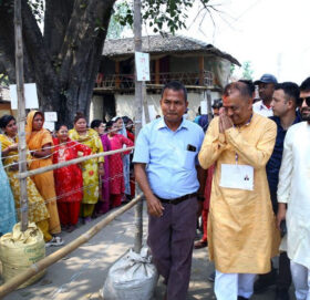 काठमाडौंंमा मतदान गरेर सर्लाही पुगे गगन थापा