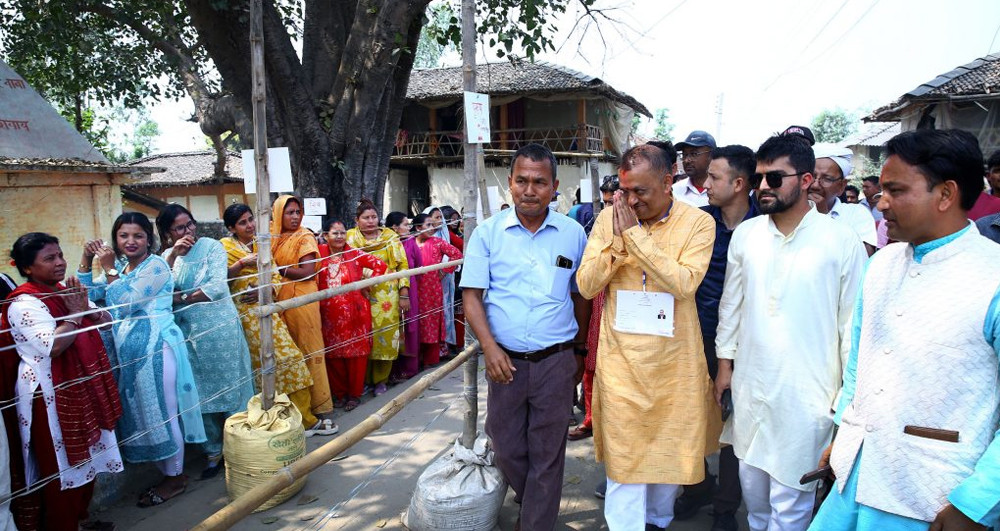 काठमाडौंंमा मतदान गरेर सर्लाही पुगे गगन थापा