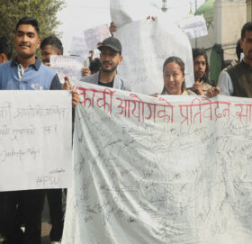 जाँचबुझ आयोगको प्रतिवेदन सार्वजनिक गर्न माग गर्दै त्रि-चन्द्रका विद्यार्थी आन्दोलित