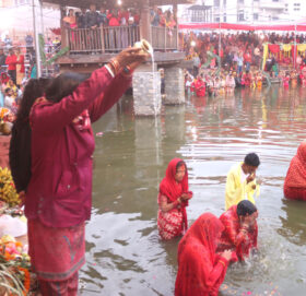 मिथिलामा आज अस्ताउँदो सूर्यलाई अर्घ दिँदै चैती छठ पर्व मनाइँदै