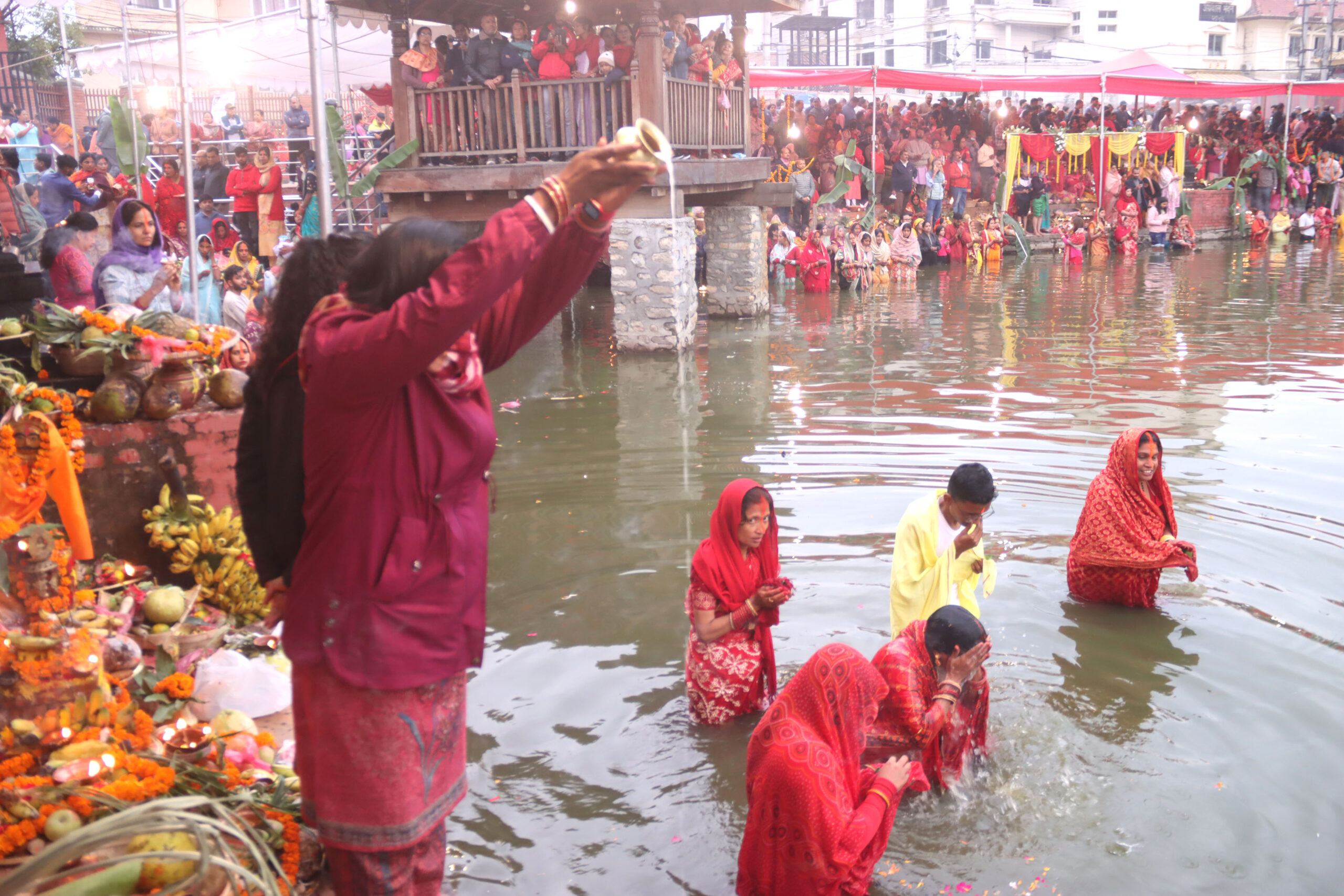 मिथिलामा आज अस्ताउँदो सूर्यलाई अर्घ दिँदै चैती छठ पर्व मनाइँदै