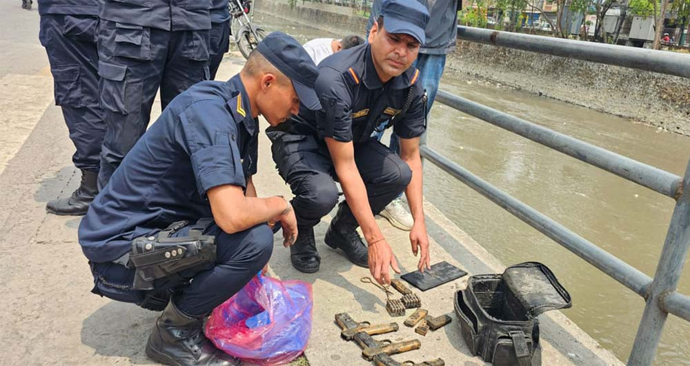 विष्णुमति किनारबाट ४ थान पेस्तोल र ५८ राउण्ड गोली बरामद