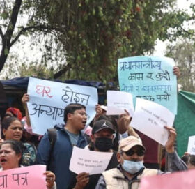 सुकुमबासी रास्वपा कार्यालय घेराउ गर्न बनस्थली जाँदै