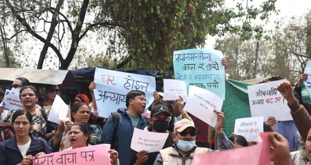 सुकुमबासी रास्वपा कार्यालय घेराउ गर्न बनस्थली जाँदै