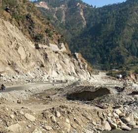 डाइभर्सन बगाउँदा बीपी राजमार्ग १५ घण्टादेखि अवरुद्ध