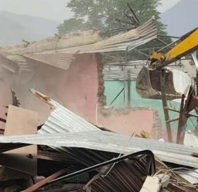 बुटवलमा पनि सरकारी जग्गामा बनेका घरटहरामा चल्यो डोजर