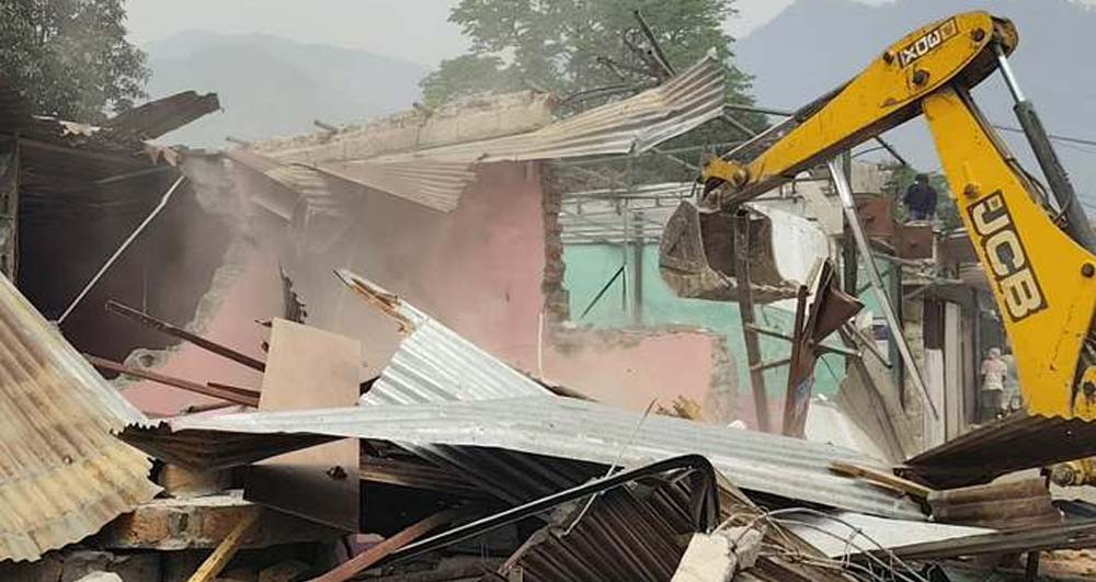 बुटवलमा पनि सरकारी जग्गामा बनेका घरटहरामा चल्यो डोजर