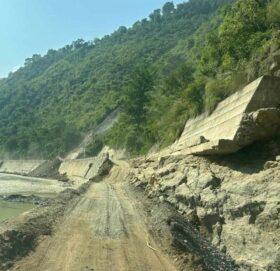 लगातार वर्षापछि बीपी राजमार्ग बन्द, मंगलटारमै रोकिए सवारी