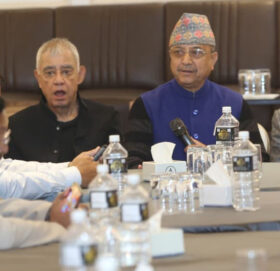 कांग्रेस नेता पूर्णबहादुर समूहको बैठक बस्दै