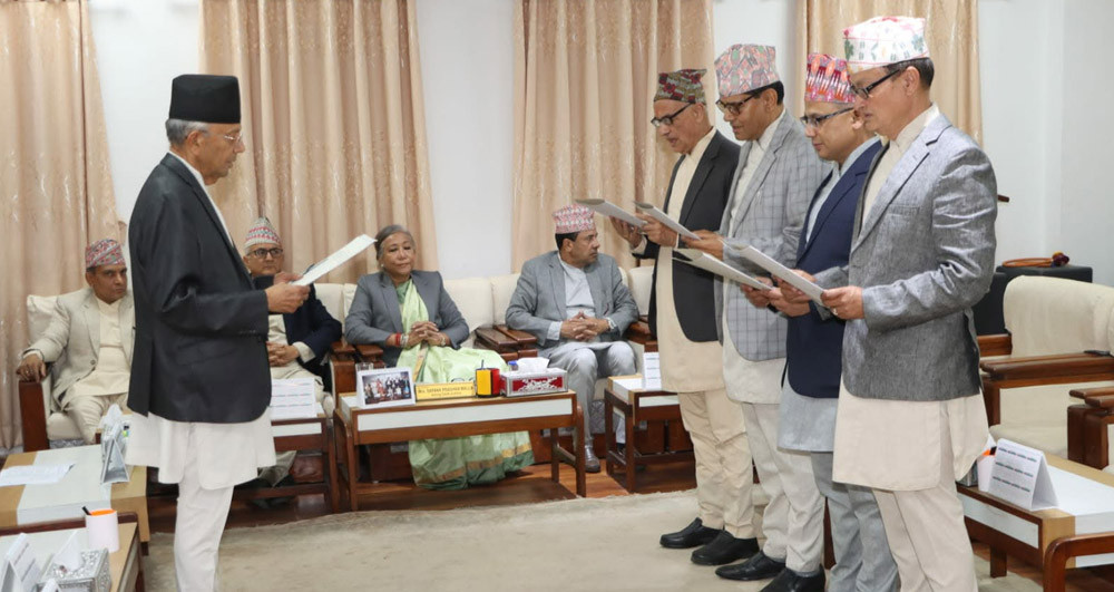 ‘सम्पत्ति छानबिन आयोग’का अध्यक्ष र सदस्यले लिए शपथ