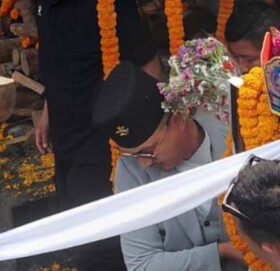 दुर्घटनामा ज्यान गुमाएका इन्स्पेक्टर लामाको अन्त्येष्टि, गृहमन्त्री गुरुङले बोके शव