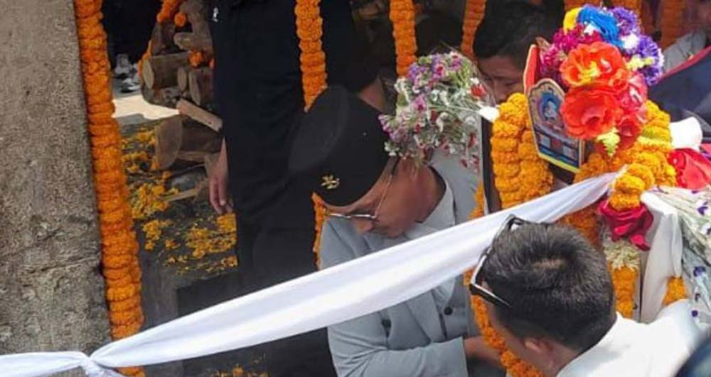 दुर्घटनामा ज्यान गुमाएका इन्स्पेक्टर लामाको अन्त्येष्टि, गृहमन्त्री गुरुङले बोके शव