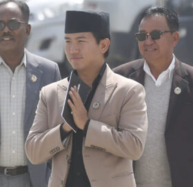 एमाले संसदीय दलको नेतामा सुहाङले गरे औपचारिक दाबी