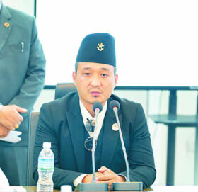 रोशीको बाढी जोखिमबारे बुझ्न स्थलगत निरीक्षण गर्दै गृहमन्त्री गुरुङ