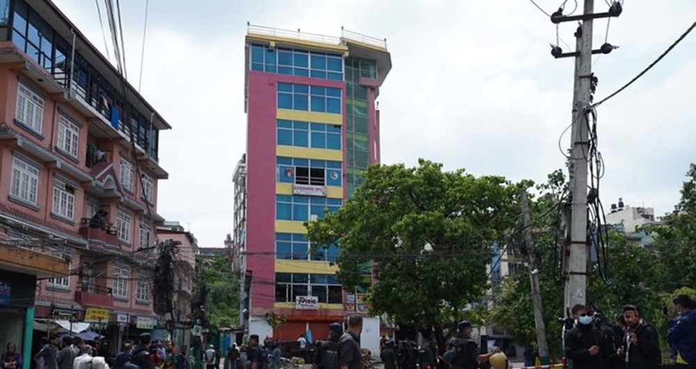 धोविखोला करिडोरस्थित सात तले भवनमा डोजर चल्दै