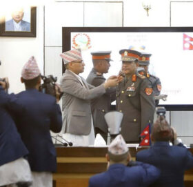 सशस्त्र प्रहरीका आईजीपी पौडेलले लगाए दर्ज्यानी चिह्न