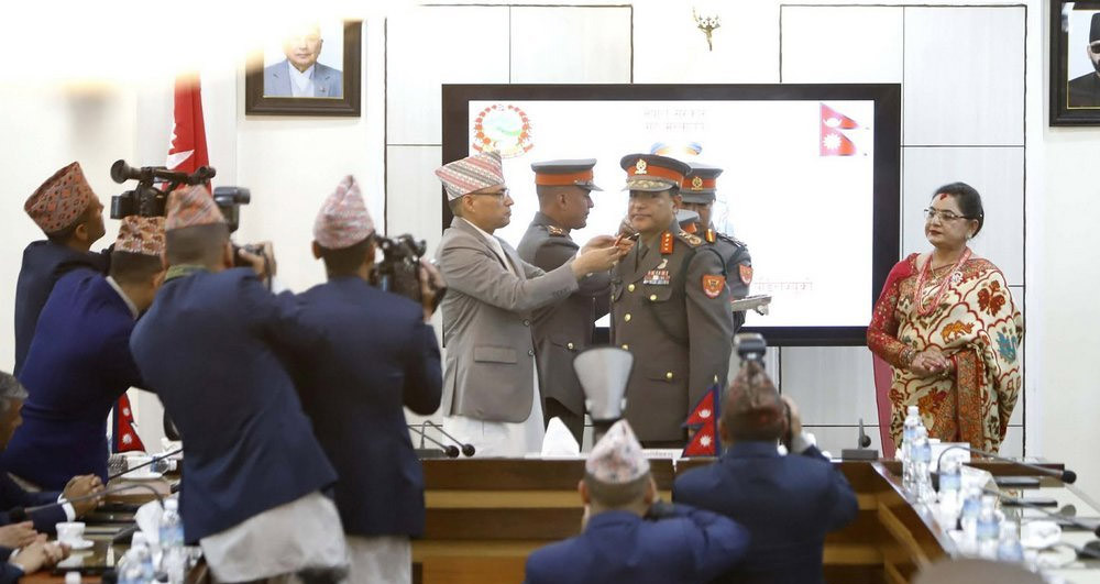 सशस्त्र प्रहरीका आईजीपी पौडेलले लगाए दर्ज्यानी चिह्न