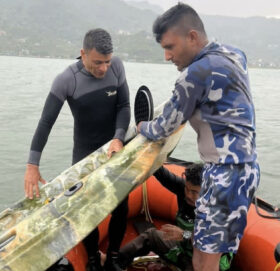 फेवा तालमा बोट पल्टिँदा खसेका युवकको उद्धार