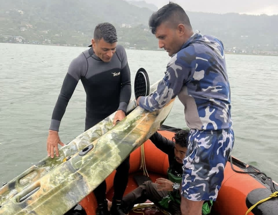 फेवा तालमा बोट पल्टिँदा खसेका युवकको उद्धार