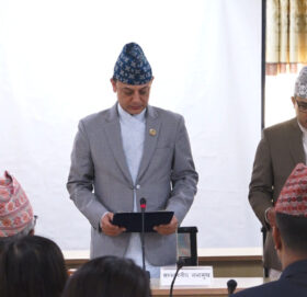 प्रतिनिधिसभाका सचिव अधिकारीले लिए शपथ