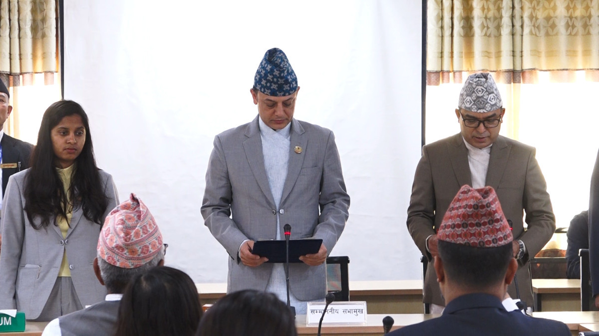 प्रतिनिधिसभाका सचिव अधिकारीले लिए शपथ