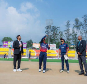 अमेरिकाविरुद्ध पहिले फिल्डिङ गर्दै नेपाल