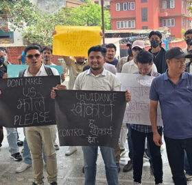 नेविसंघद्वारा सानेपास्थित कांग्रेस केन्द्रीय कार्यालयमा धर्ना, पार्टी एकताको माग
