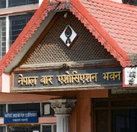 आज दिउँसै लालटिन बालेर न्याय खोज्दै बार एसोसिएसन